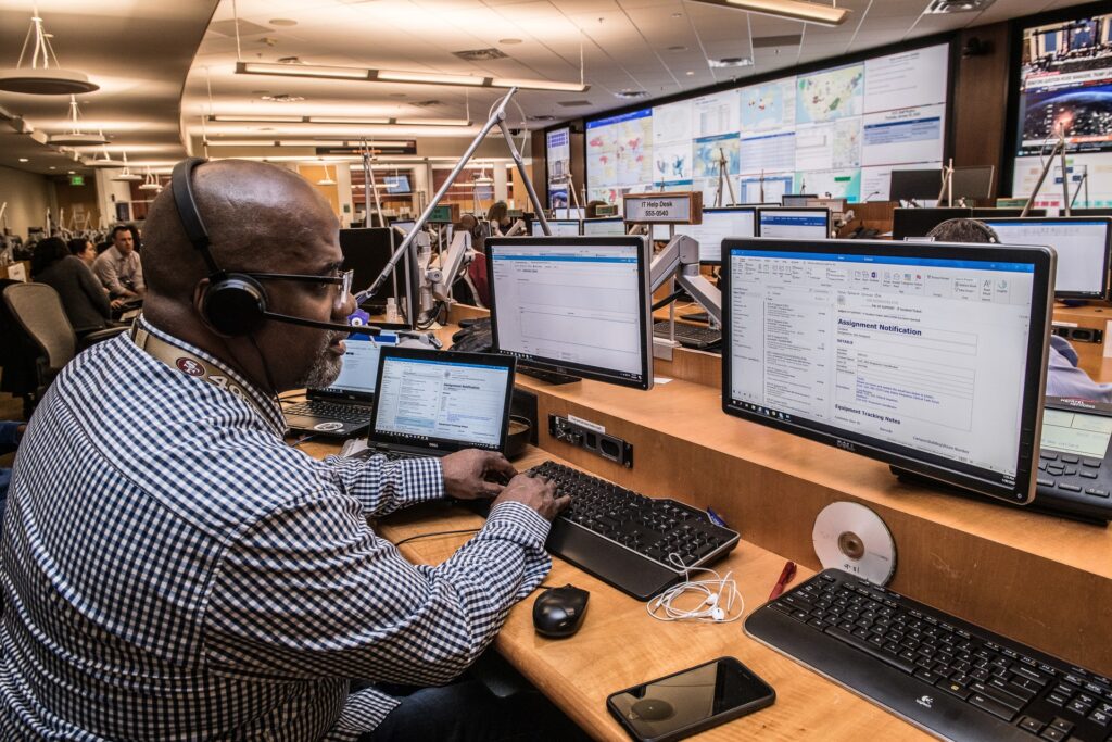 Un uomo che lavora in un call center 