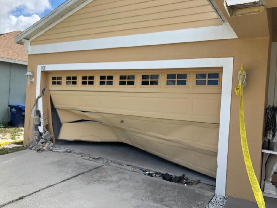 skador på ett garage från att bli påkörd av en bil